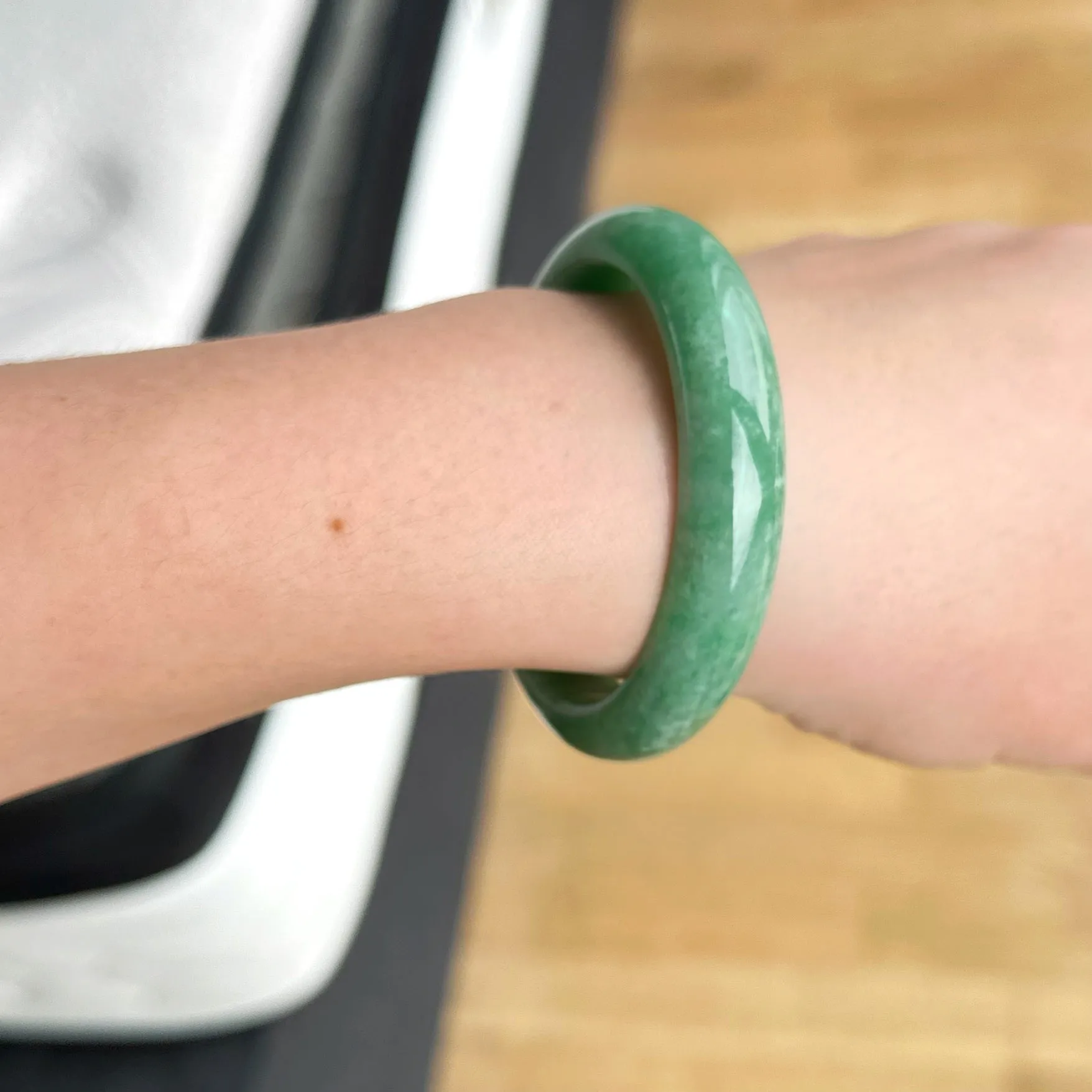 123055 54.5mm Full Intense Green Jade Bangle